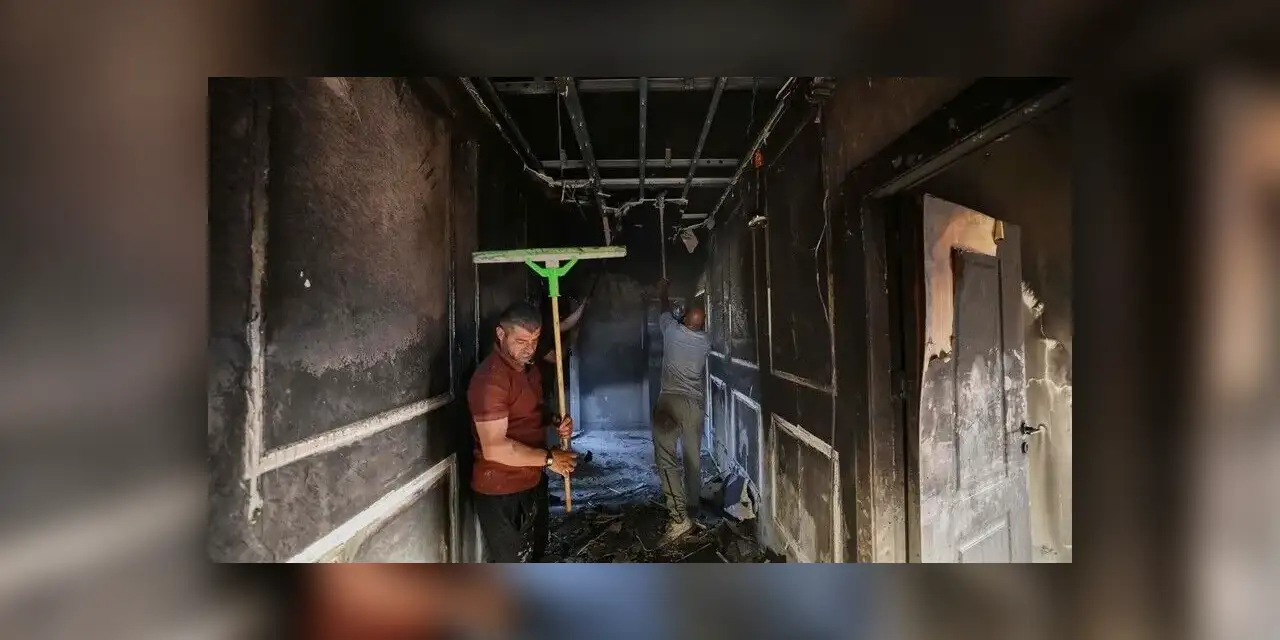 Filistin topraklarını gasbeden Siyonist Yerleşimciler Nablus'ta bir evi ateşe verdi