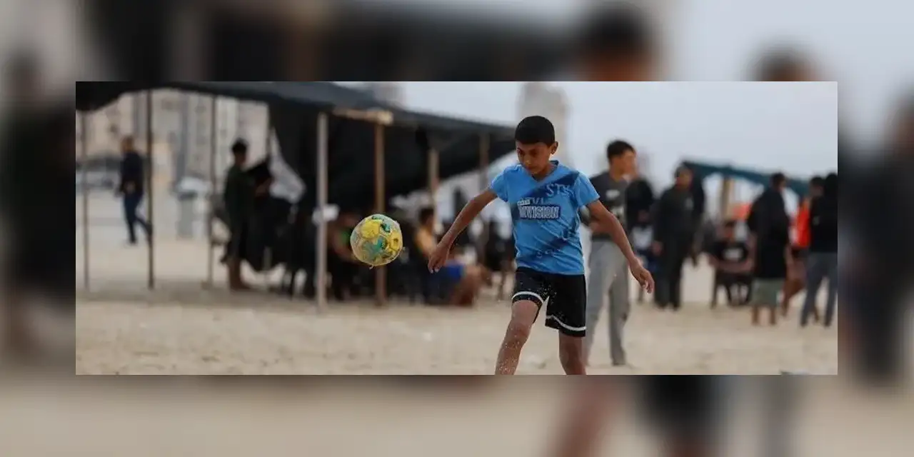 Gazze'de İsrail saldırıları nedeniyle 3 yıl ara verilen plaj futbol turnuvası yeniden başladı