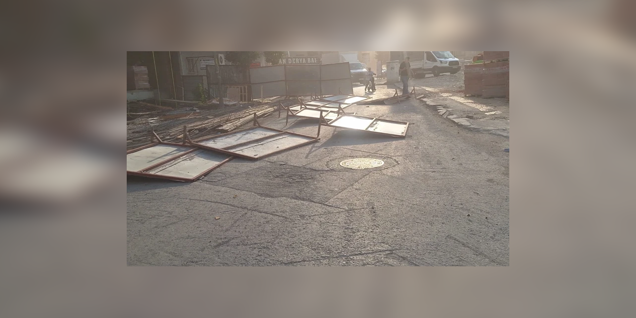 İstanbul ve çevre illerde şiddetli fırtına: Çatılar uçtu, ağaçlar devrildi