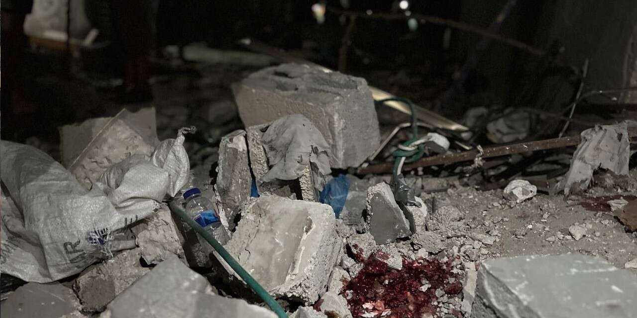 Gazze'de aileler yakınlarının cenazelerini enkazdan çıkarmaya çalışıyor