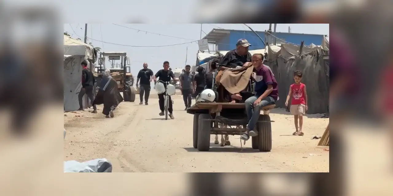 Gazze'de böbrek hastası 77 yaşındaki Hacci, at arabasında oksijen tüpüyle diyalize gidiyor