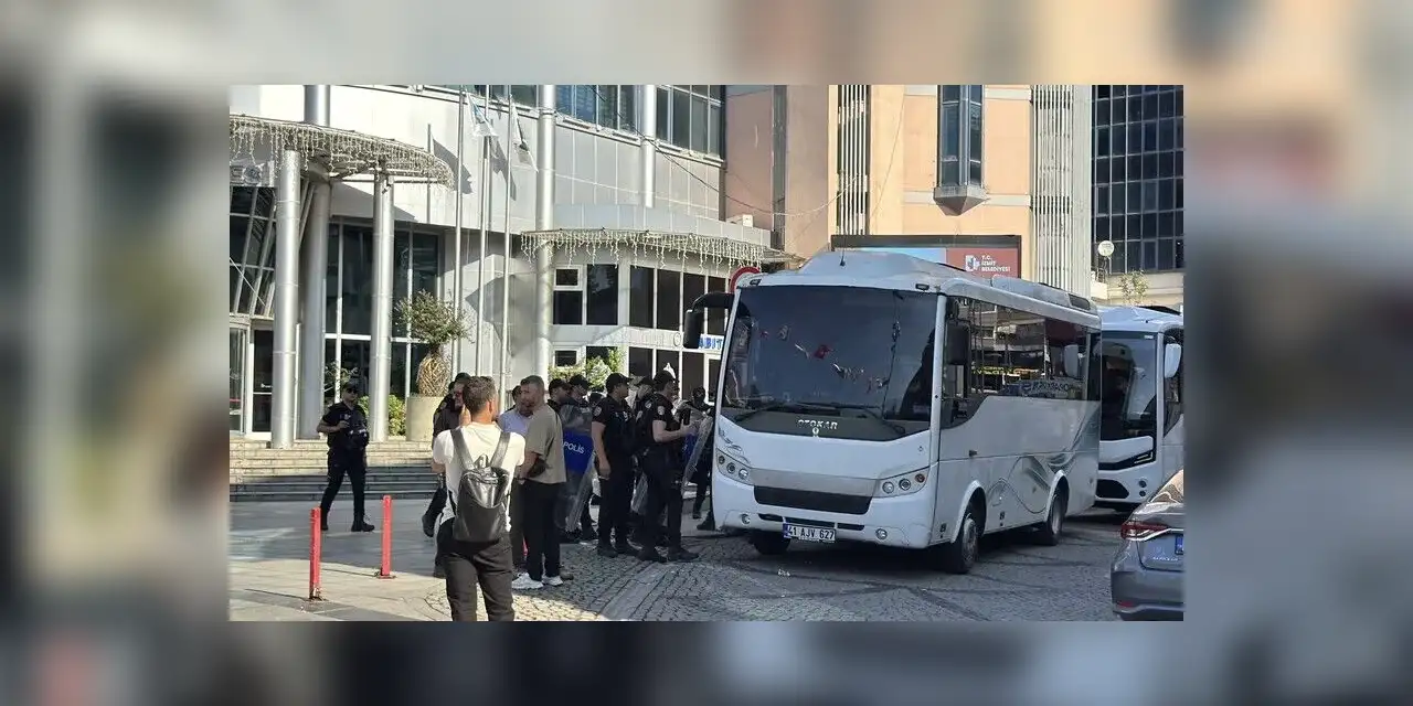İzmit Belediyesine yönelik yolsuzluk soruşturmasında 20 şüpheli tutuklandı