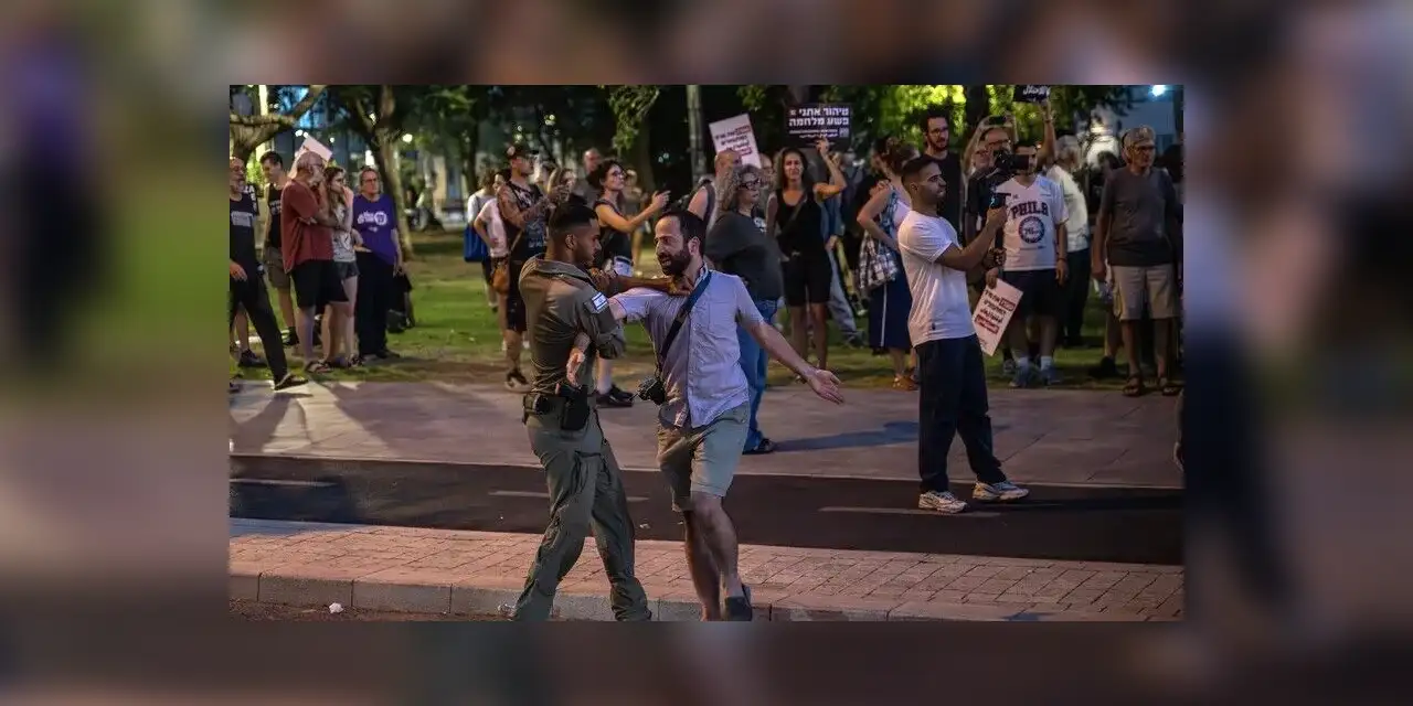 Siyonist polis Tel Aviv'de Filistin yanlısı göstericilere saldırdı