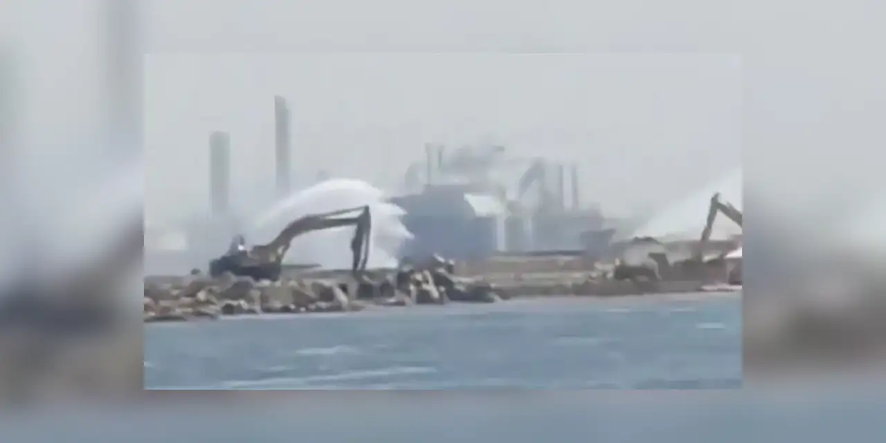 Mısır'ın Dimyat Limanı'ndaki gazlaştırma ve depolama gemilerinde yangın çıktı