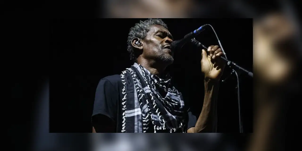 İngiliz müzik grubu Massive Attack'e, konserde Filistin bayrağı açtıkları gerekçesiyle soruşturma