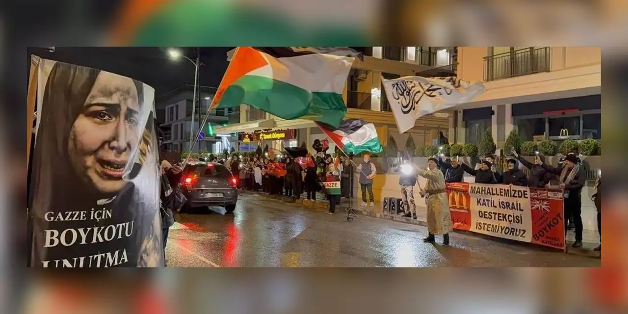 Üsküdar'da mahalle sakinlerinin McDonald's protestosu sürüyor