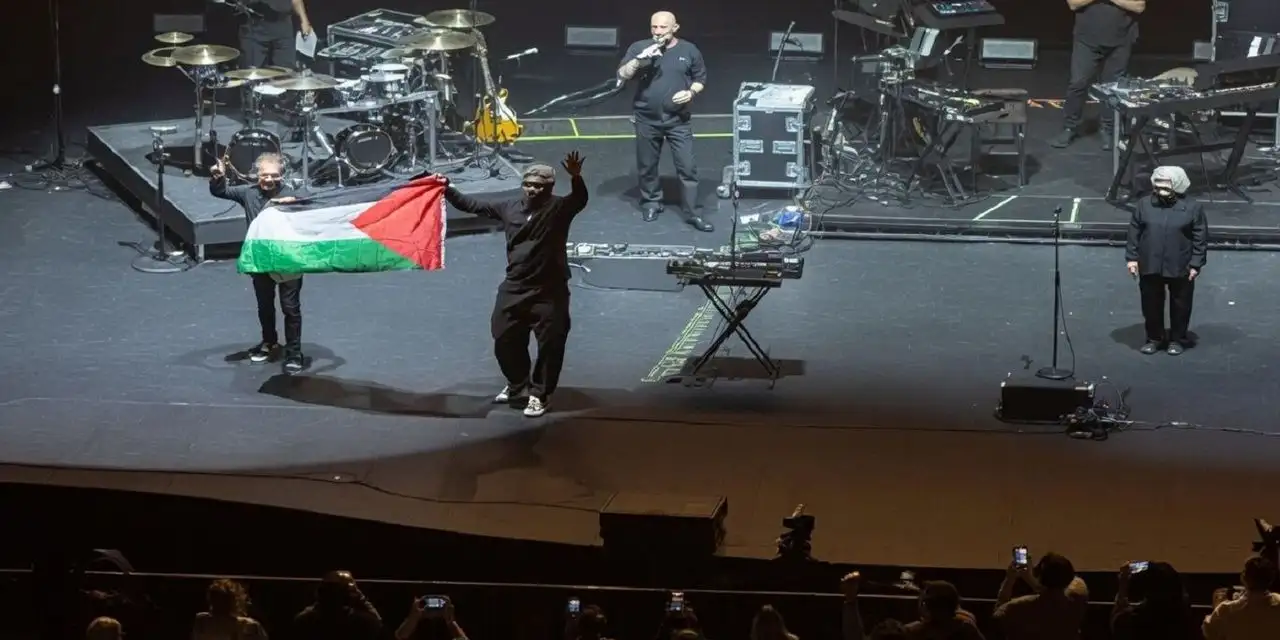 Massive Attack üyeleri Filistin Bayrağı açtığı için gözaltına alındı