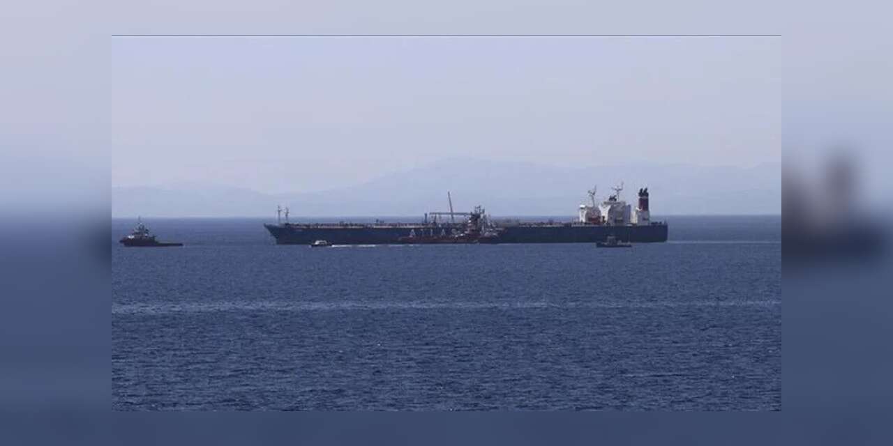 Umman açıklarında bir kargo gemisi tanımlanamayan mühimmatla hedef alındı