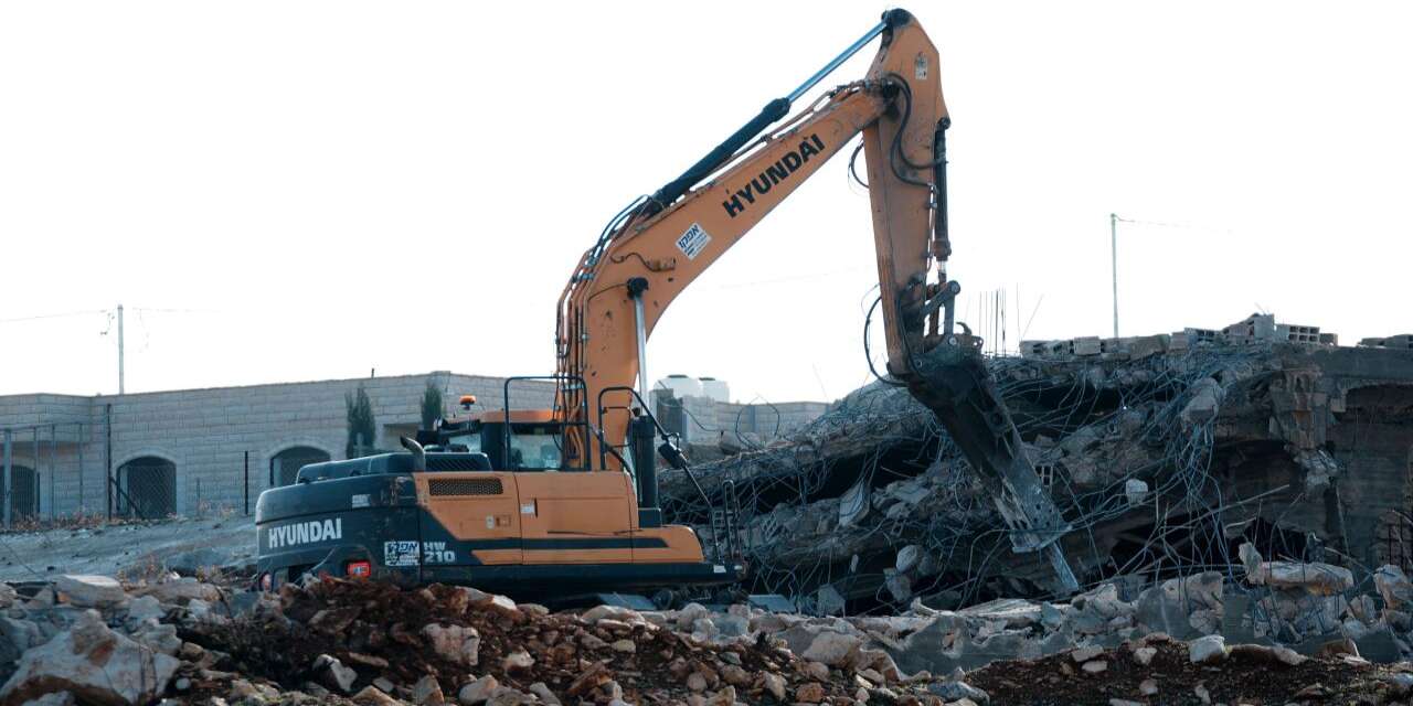 İşgalci İsrail, Batı Şeria'da Filistinlilere ait 26 binayı yıkıyor