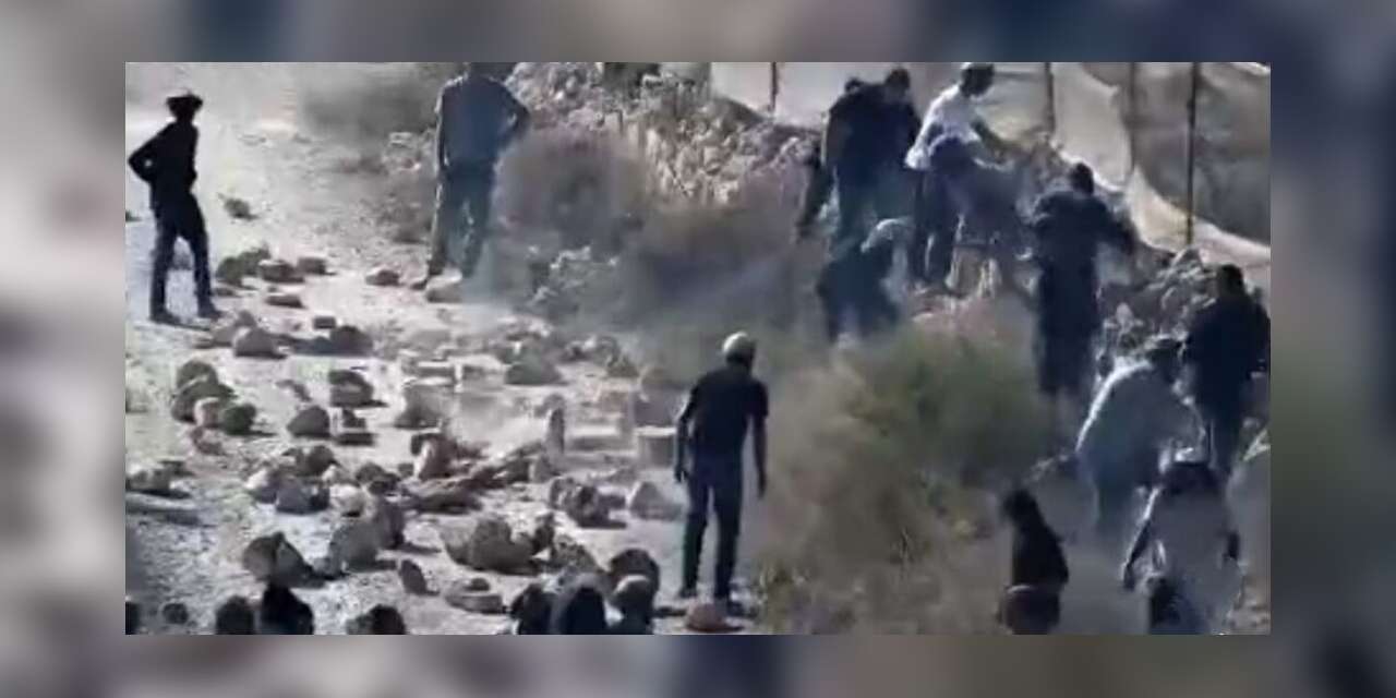 Fanatik yahudiler 3 Filistinli aileyi günlerdir gıda ve su olmadan kuşatma altında tutuyor