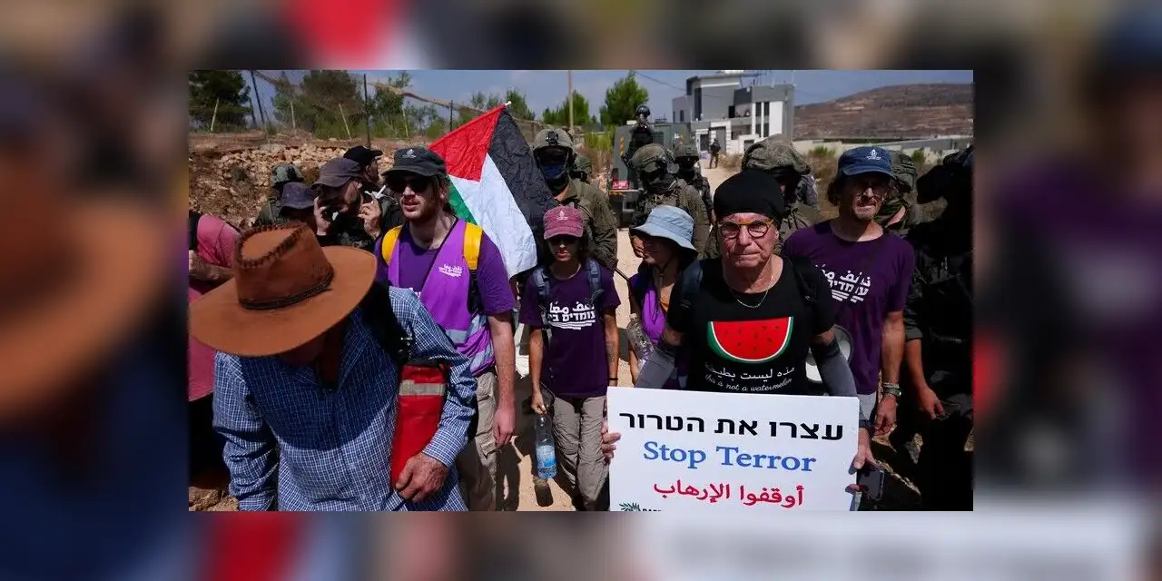 Bir grup aktivist, siyonistlerin Batı Şeria'da Filistinlilere ait 3 eve yönelik kuşatmasını kırmaya çalışıyor