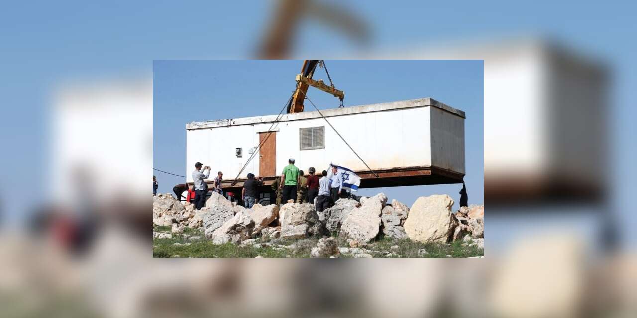 Ramallah’ın doğusundaki Barka köyü Yahudi yerleşim alanları ve caddesiyle kuşatıldı