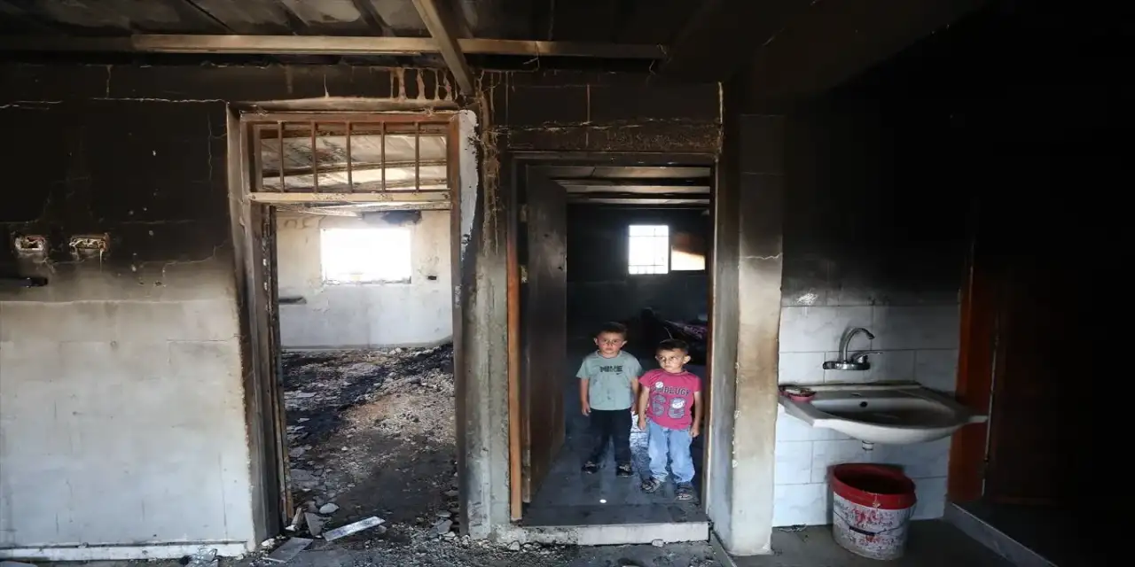 İşgalciler Filistinli bir anne ile kızının içerisinde bulunduğu evi ateşe verdi