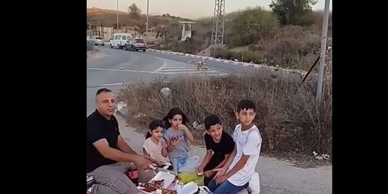 İşgal rejiminin çıkardığı engel babayla çocuklarını sadece yolda buluşmak zorunda bırakıyor
