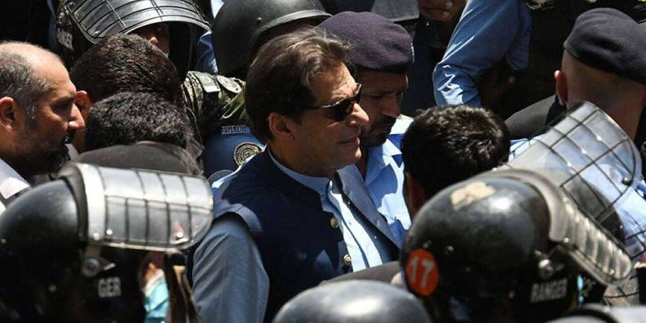 Pakistan, kriket ve gergin bir rejimin öğle arası komedisi
