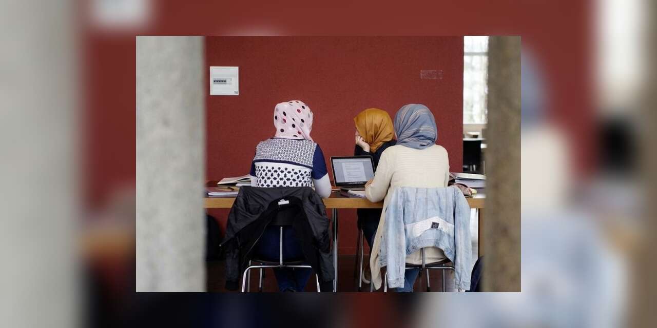 İsviçre'de Zürih Kanton Meclisi, başörtüsü yasağının önünü açan önergeyi kabul etti