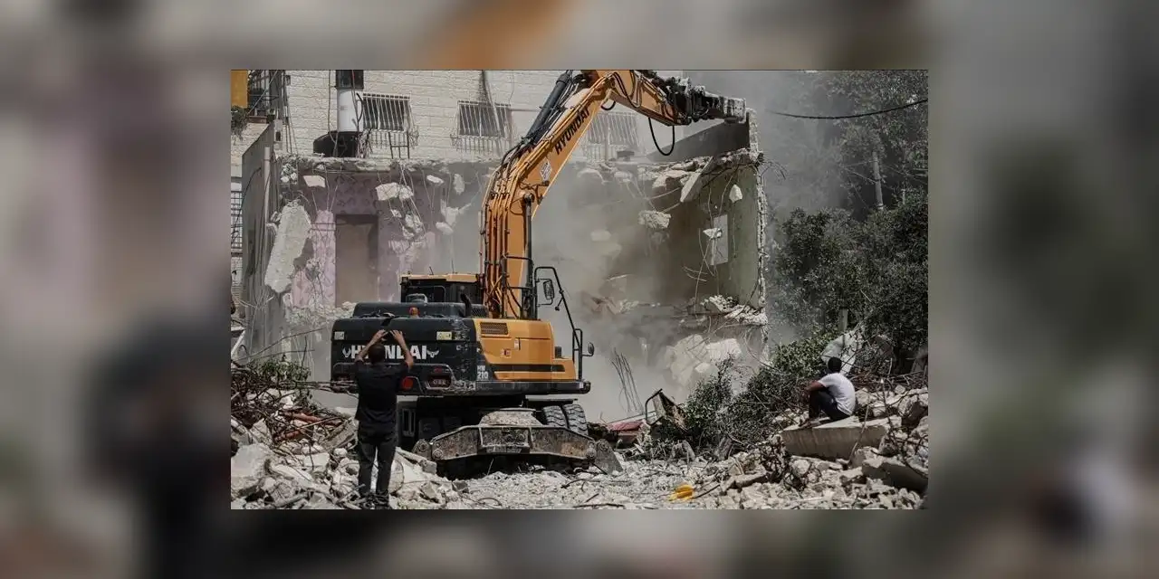 İşgal yönetimi Filistinli aileyi evini kendi elleriyle yıkmaya zorladı