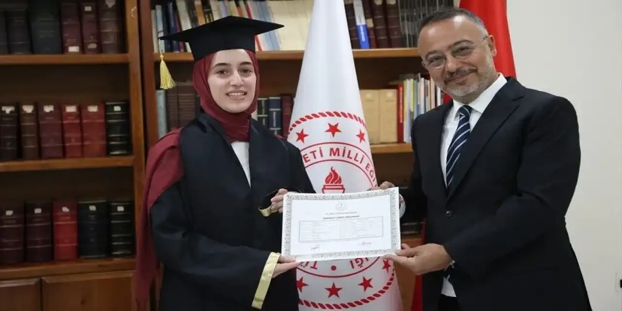 Suriye'ye dönen lise öğrencileri için Türkiye Büyükelçiliğinde mezuniyet töreni yapıldı