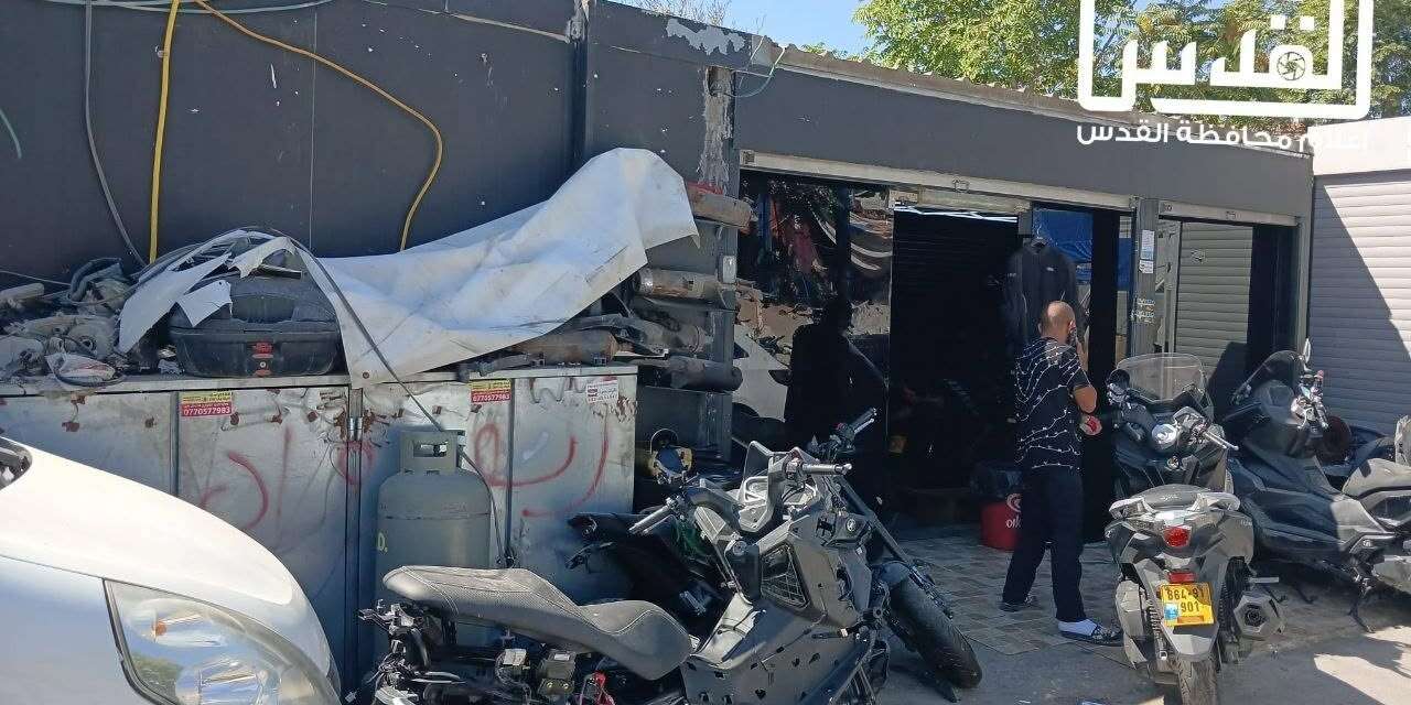 Kudüs’teki işgal belediyesi Filistinli dükkan sahibini 5 dükkanını yıkmaya zorladı