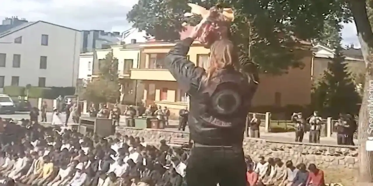 Litvanya'da cami önünde cuma namazı sırasında "domuz başı" provokasyonu