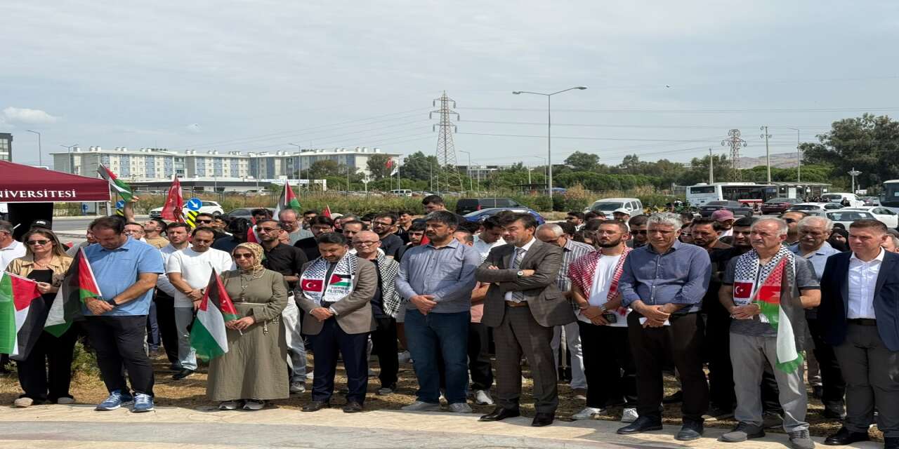 İzmir Kâtip Çelebi Üniversitesi'nde Gazze'ye destek eylemi gerçekleştirildi