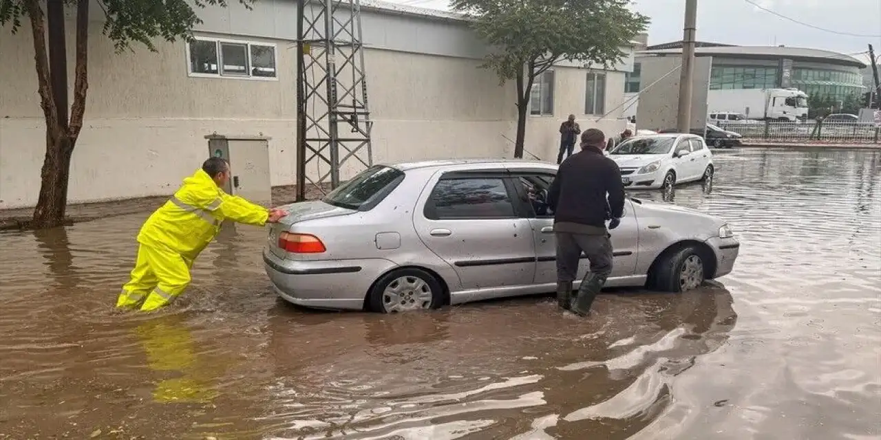 Uşak'ta sağanak nedeniyle yollar kapandı