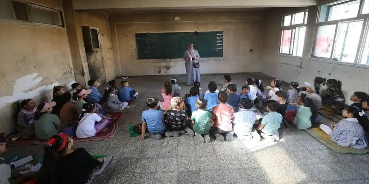 Soykırımcı İsrail saldırılarının gölgesinde Gazze'de 3 yıl sonra eğitim yeniden başladı