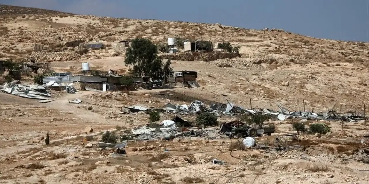 İşgalci İsrail ordusu Batı Şeria'nın güneyinde Filistinlilere ait 24'ten fazla evi yıktı