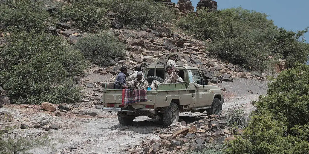 Yemen'de hükümet güçleri Taiz'de Husi mevzilerini bombaladı