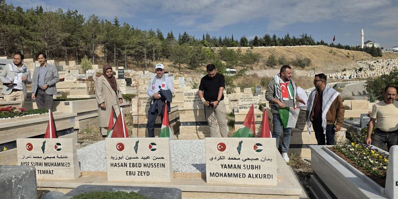 Ankara’da tedavi altında şehit olan Gazzeliler mezarı başında anıldı