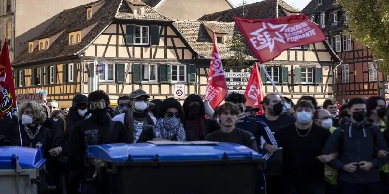 Fransa'da günlerdir süren lise eylemlerine destek için binlerce kişi sokağa çıktı