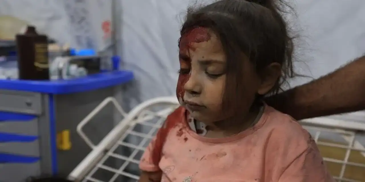 Soykırımcı İsrail'in Gazze'de yerinden edilenlerin sığındığı okula düzenlediği saldırıda biri çocuk 3 kişi yaralandı