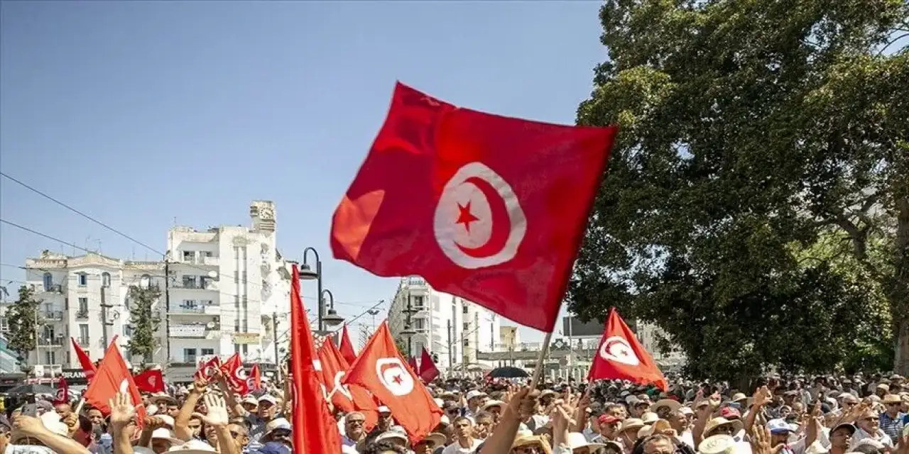 Tunus'ta sendikalar, ekonomik kriz ve siyasi gerilimin gölgesinde iktidara karşı güç arayışında