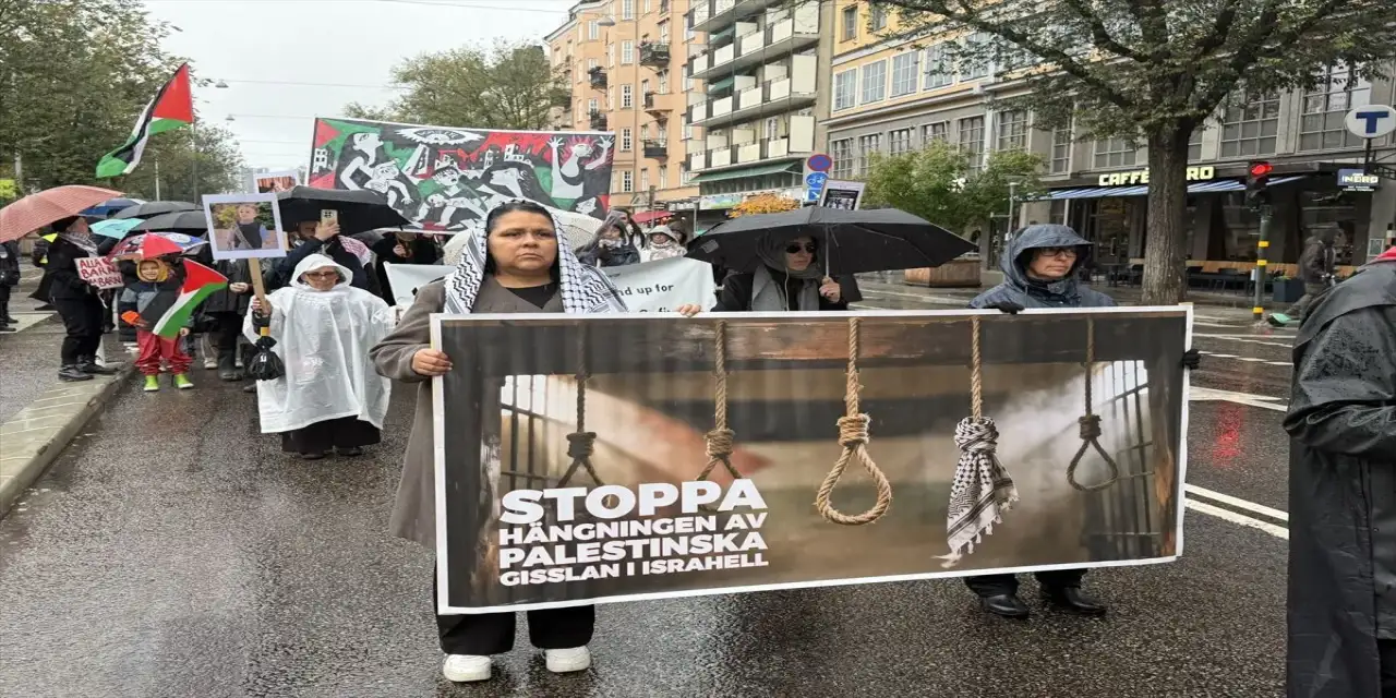 İsrail'in Gazze'de 3 yıldır sürdürdüğü soykırım İsveç'te protesto edildi