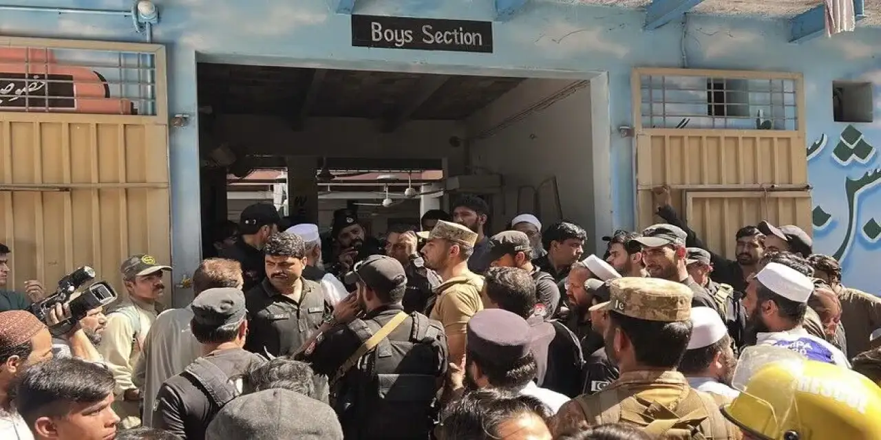 Pakistan'da okulun çatısının çökmesi sonucu 28 kişi hayatını kaybetti