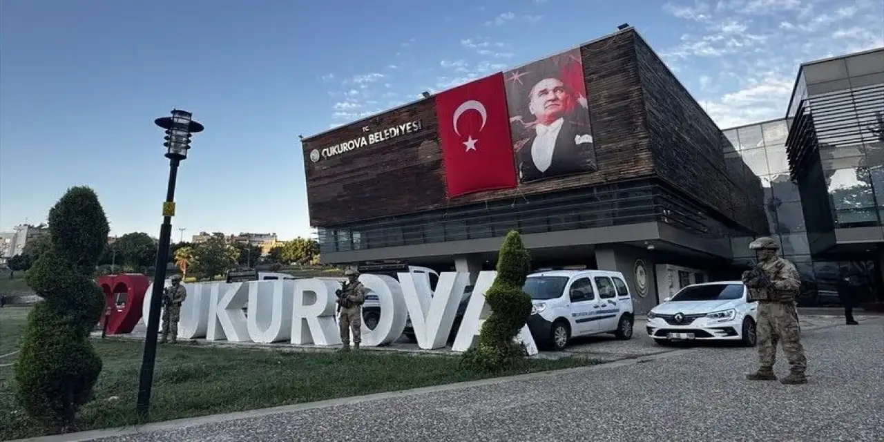 Çukurova Belediyesindeki usulsüzlüklere yönelik operasyonda 44 kişi gözaltında