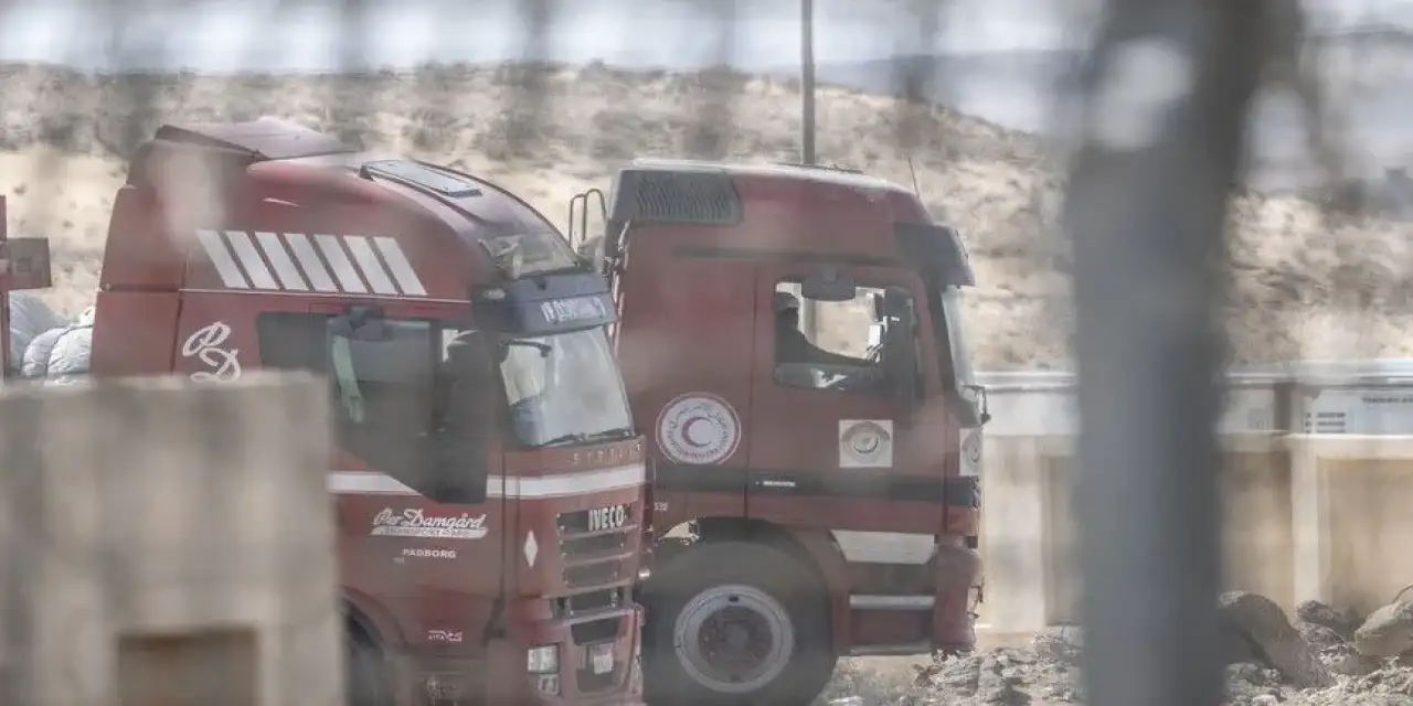 Siyonist siyasetçiler Gazze Şeridi'ne yardım taşıyan tırların önünü kesti