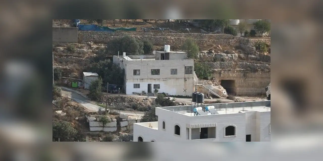 İşgal ordusu, El Halil’de dünden bu yana Filistinlileri evlerinden zorla çıkarıyor ve gözaltına alıyor