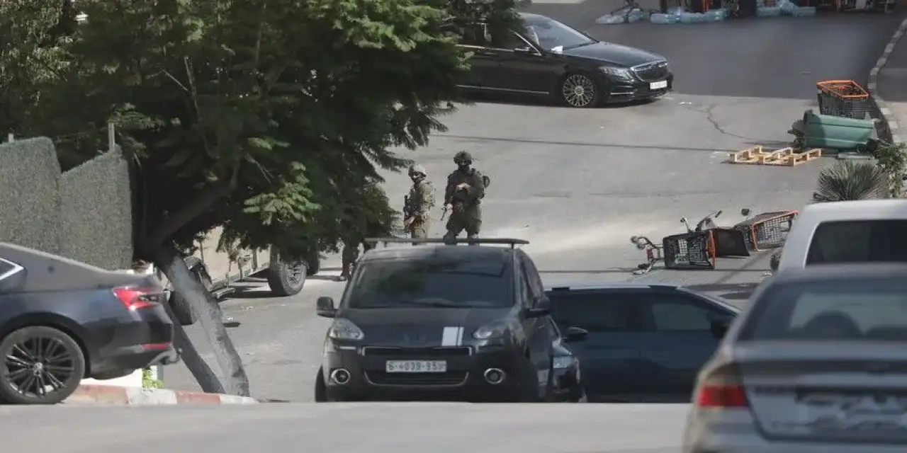 İşgalci İsrail'in kuşattığı El Halil'de Filistinlilerin çıkarıldığı evler askeri mevzilere dönüştürülüyor