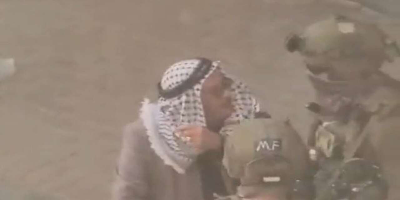 Siyonistler El Halil’de ilaçlarını almak isteyen yaşlı Filistinliyi darbetti