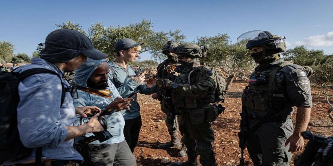 İşgal güçleri İngiliz milletvekillerini Batı Şeria sınırında alıkoydu