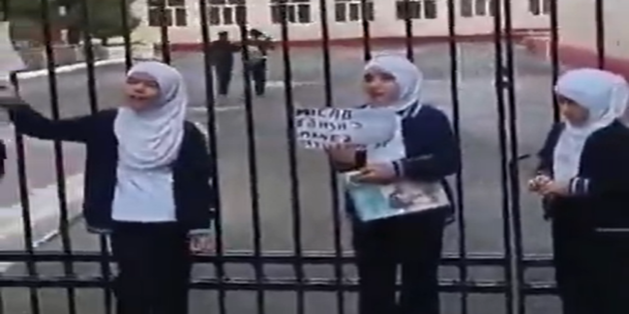Azerbaycan'da okul önünde çağrı: Aranızda hiç iman sahibi olan yok mu?