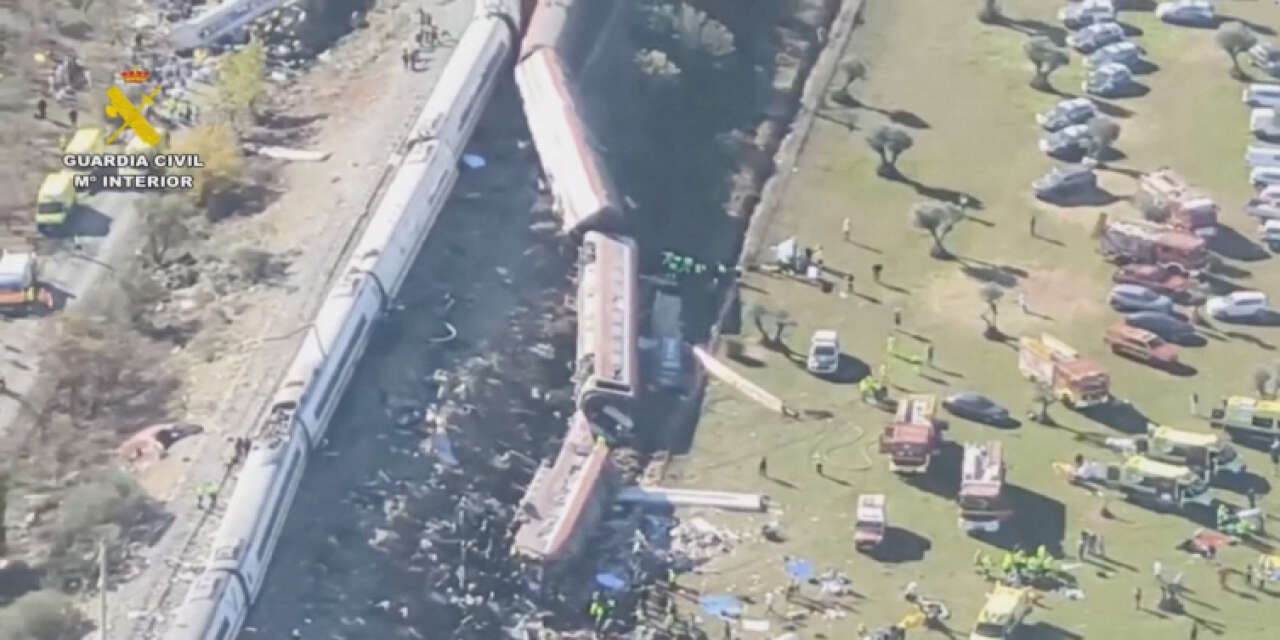 İspanya'da hızlı trenler çarpıştı: En az 64 ölü