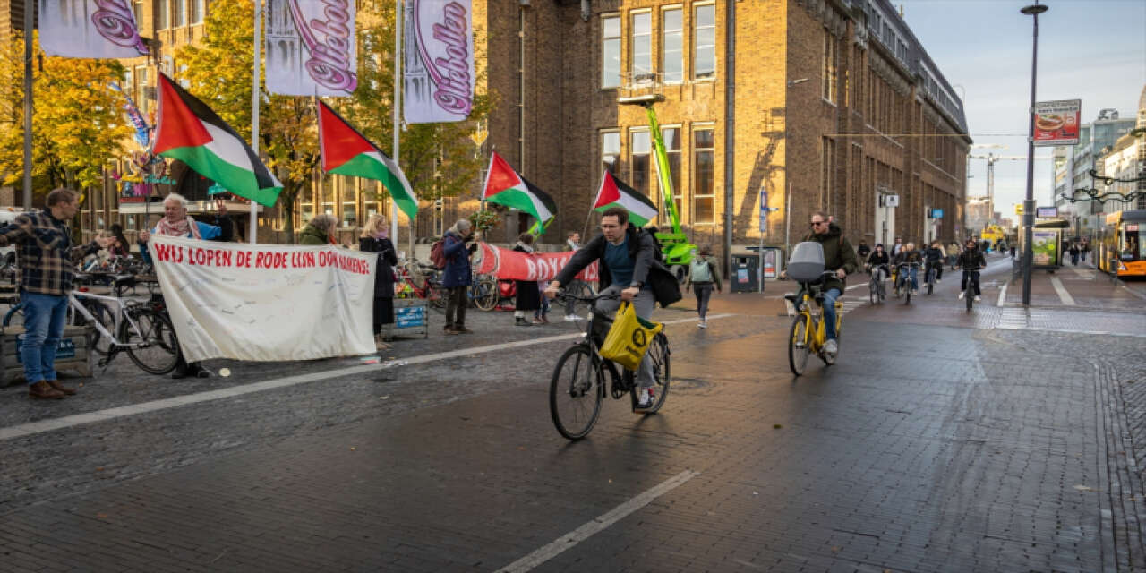 Hollanda'da Filistin'e destek için 111 haftadır sessiz protesto düzenleniyor
