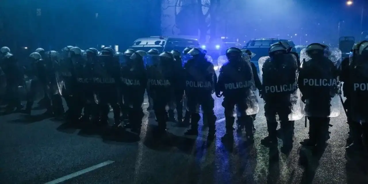 Polonya'da Anayasa Mahkemesi polis ablukasına alınınca Cumhurbaşkanı uçağını yarı yoldan döndürdü