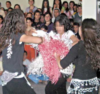 İlköğretimde dansöz rezâleti