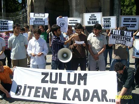 İ.Ü’de Başörtüsü Eylemi