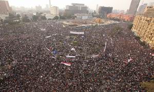 Devrimin Yıldönümünde Onbinler Tahrirde