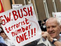‘Terörist Bush defol’