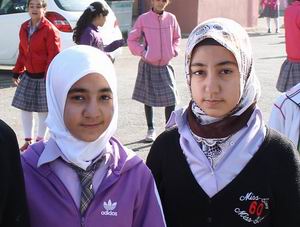 İzmir’de Başörtülü Öğrencilere Yine Sürgün